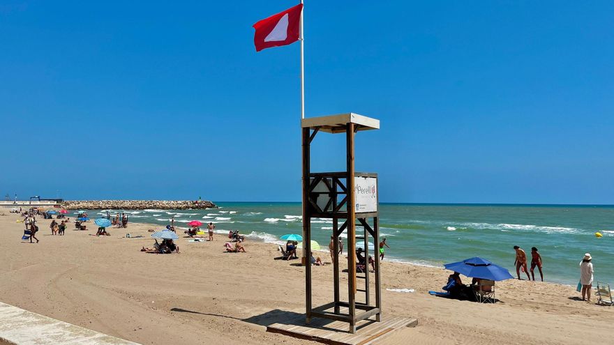La bandera roja ondea en la playa del Perelló.