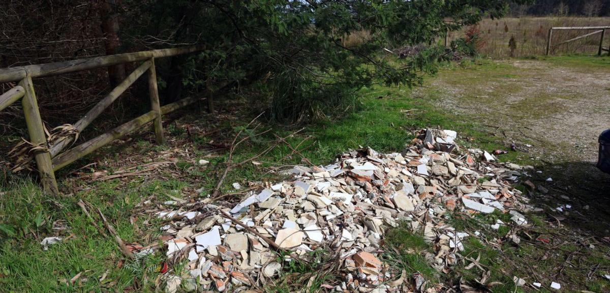 Restos de escombro en las inmediaciones de la parcela. |  Noé Parga