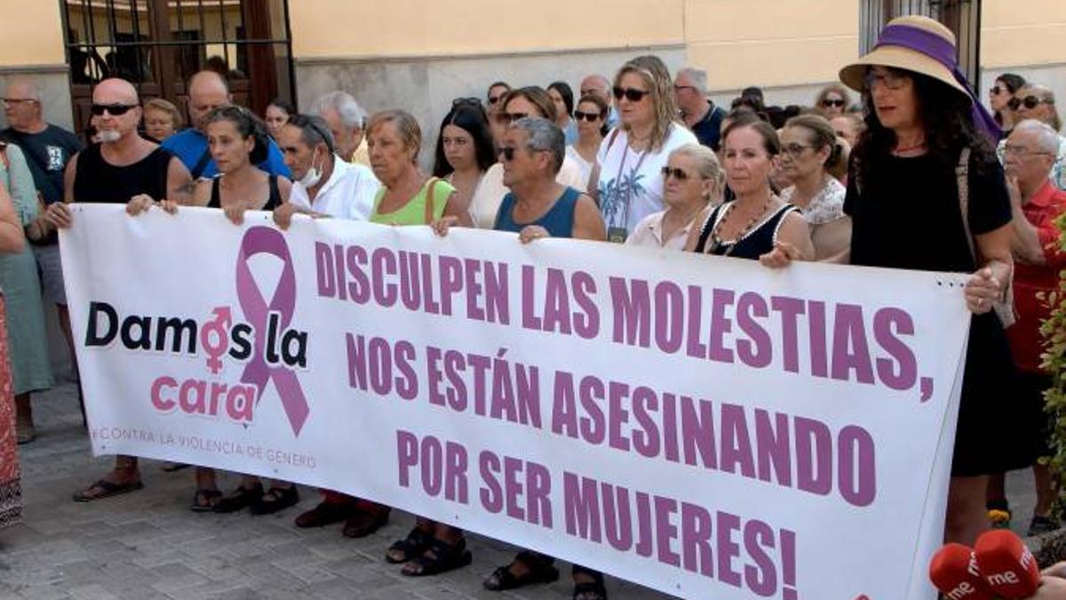 Minuto de silencio de uno de los asesinatos cometidos en Andalucía durante 2023.