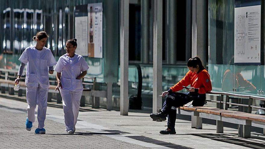 Dos sanitarias pasean por el hospital levantado en el Ifema de Madrid.