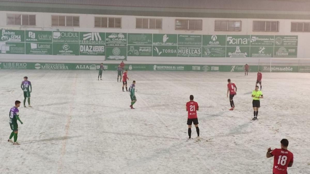 La nieve «pintó» de blanco el césped del Mancha Real, pero no impidió el triunfo nuciero. | AT. MANCHA REAL