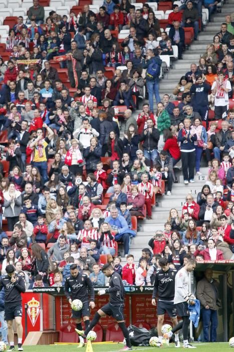 La afición arropa al Sporting en su último entrenamiento de la temporada