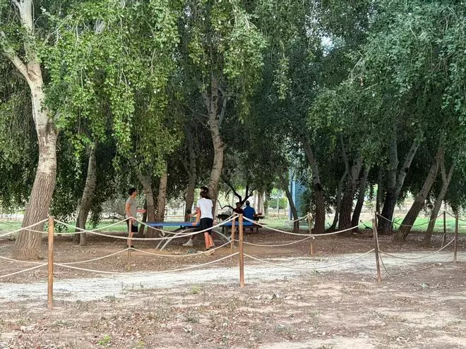 Nuevas mesas accesibles, juegos y bancos mejoran los espacios verdes de Alzira