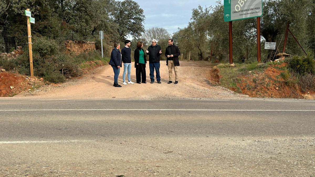 Responsables de IU en la carretera entre Carretera entre Adamuz y Algallarín.
