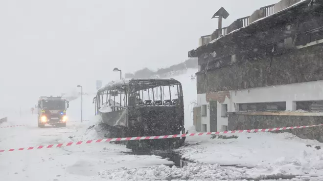 Arde el bus de una excursión del IES Cacheiras en San Isidro