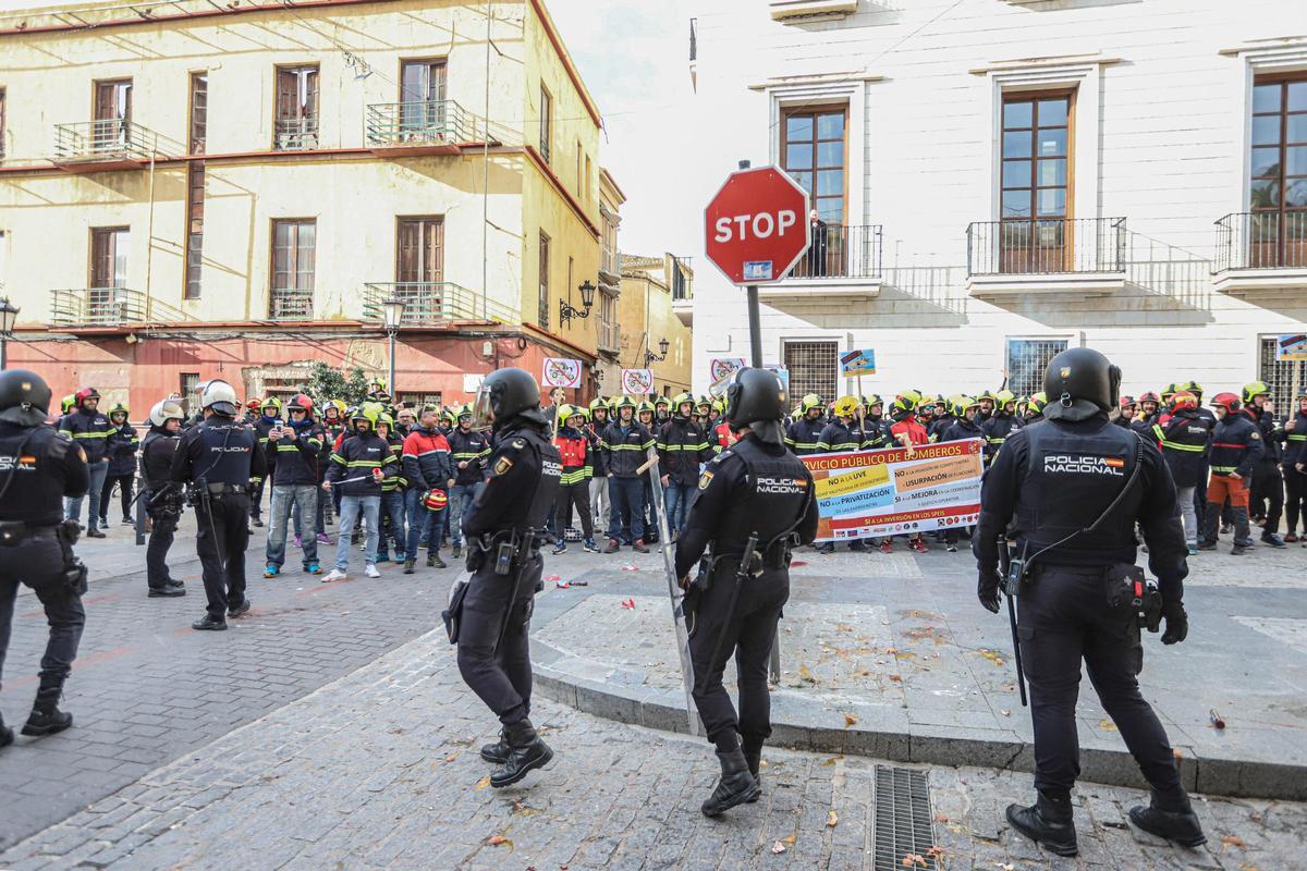 Protesta de los bomberos ante el pleno del Consell contra la Unidad ...