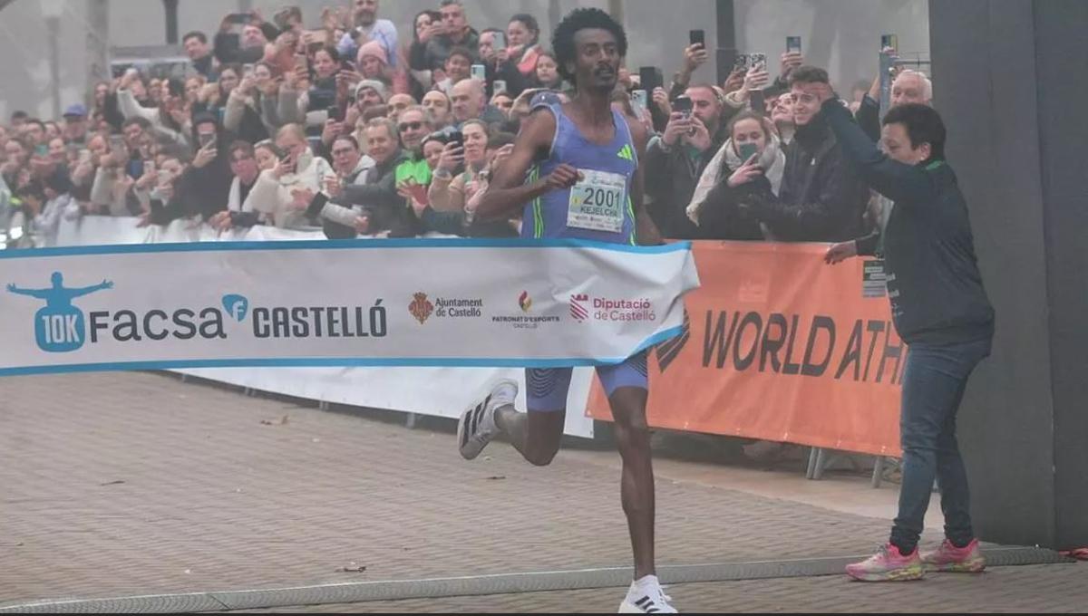 Yomif Kejelcha cruzó la línea de meta de la 10k en 26 minutos y 31 segundos, el pasado año.