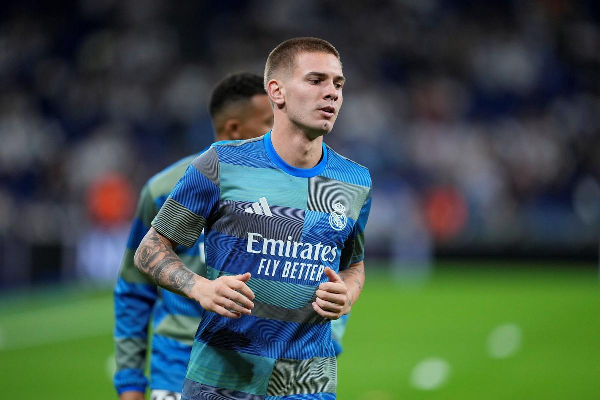 Franco Mastantuono of Real Madrid CF warms up during the Spanish League, LaLiga EA Sports, football match played between Real Madrid and Villarreal CF at Santiago Bernabeu stadium on October 04, 2025, in Madrid, Spain. AFP7 04/10/2025 ONLY FOR USE IN SPAIN. Oscar J. Barroso / AFP7 / Europa Press;2025;SOCCER;SPAIN;SPORT;ZSOCCER;ZSPORT;Real Madrid v Villarreal CF - LaLiga EA Sports