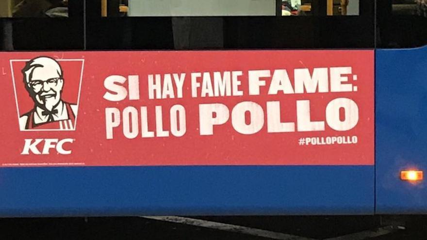 &quot;Si hay fame, fame...&quot;, la promoción asturiana del KFC que sorprende a los viandantes