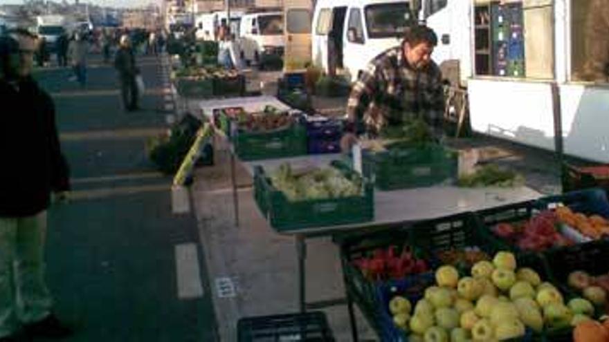 La presión de algunos vendedores obliga a recoger los puestos del mercado franco de Cáceres