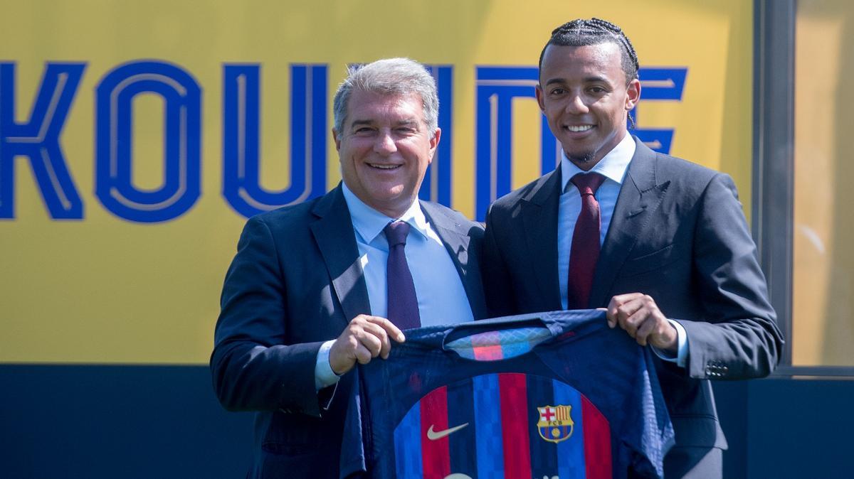 Joan Laporta y Jules Koundé posan con la nueva camiseta del Barça.