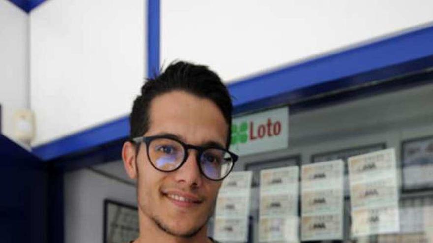 El lotero Rodrigo Pousa, ayer, con el décimo premiado. // Bernabé/Javier Lalín