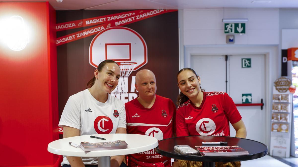 Hempe y Leite, con un aficionado en la inauguración de la tienda del club.