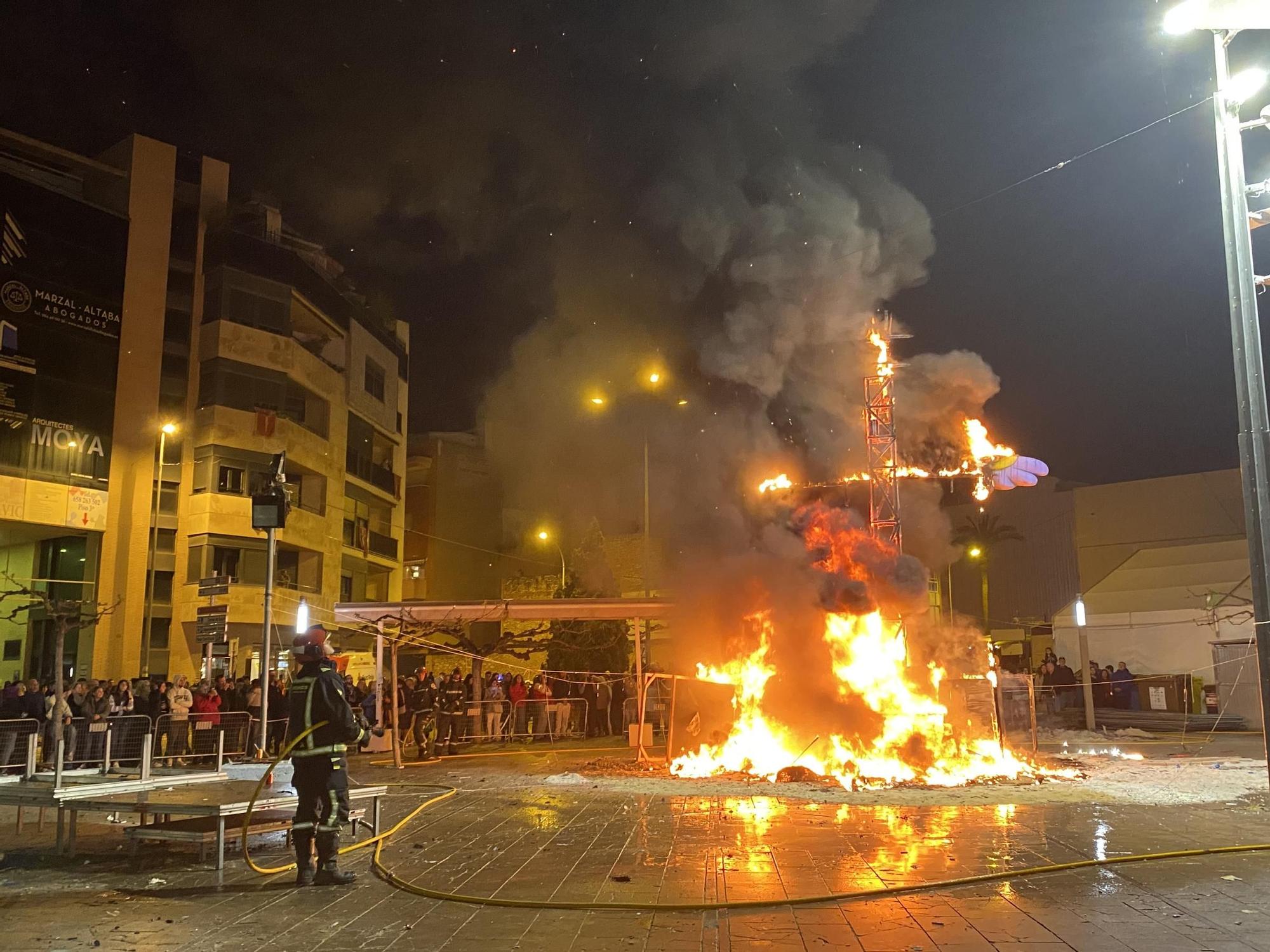 Galería I Fallas Benicarló: 'Cremà' del monumento de Els Cremats.