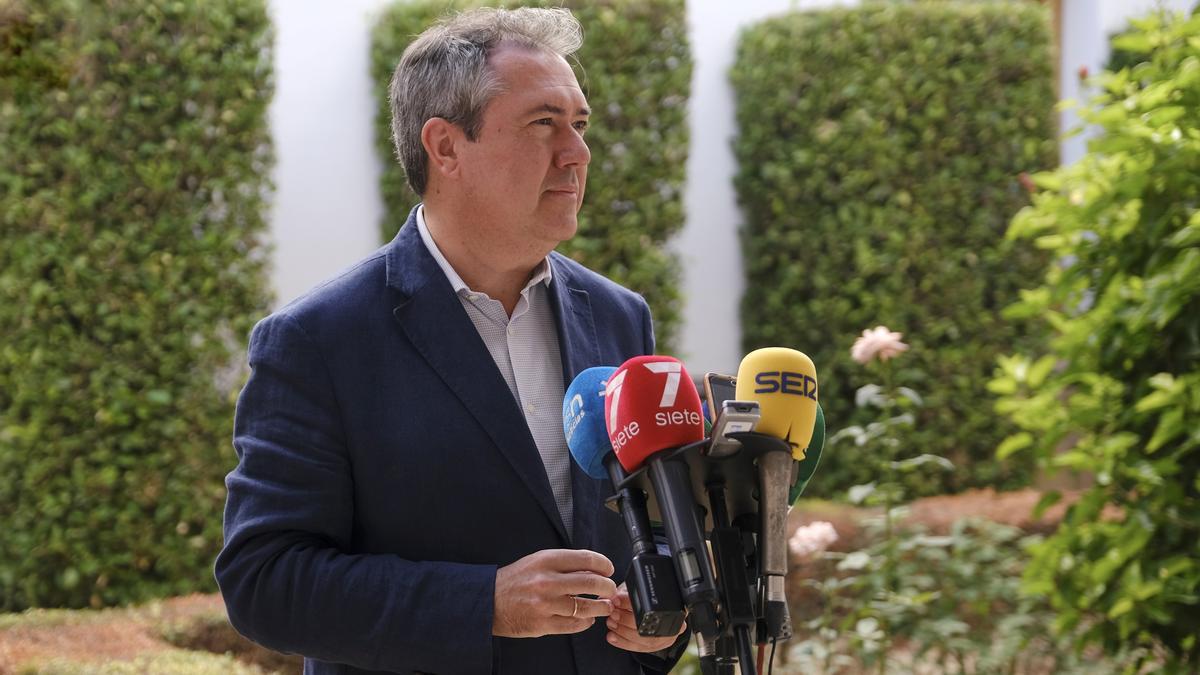 Juan Espadas atiende a los medios en el Parlamento andaluz.