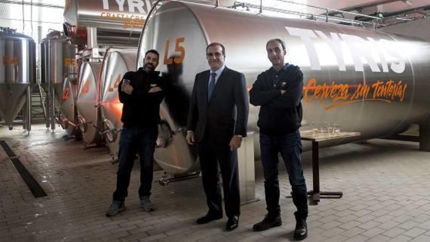 Gonzalo Abia, Pablo Serratosa y Daniel Vara, ayer, en la nueva fábrica de Paterna.