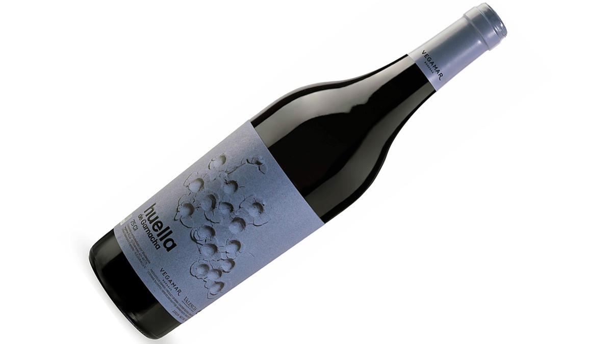 Huella de Garnacha forma parte de una colección de vinos monovarietales que capturan la esencia de los viñedos de la bodega.