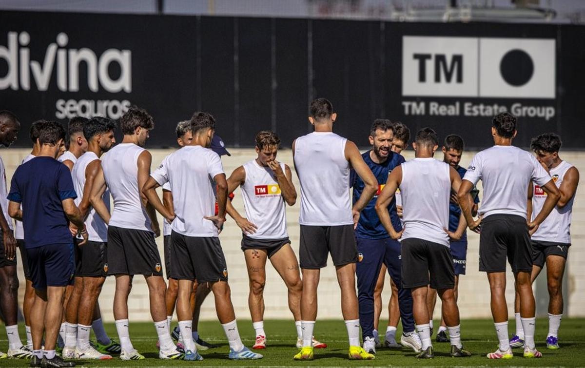 Carlos Corberán, durante un entrenamiento en Paterna.