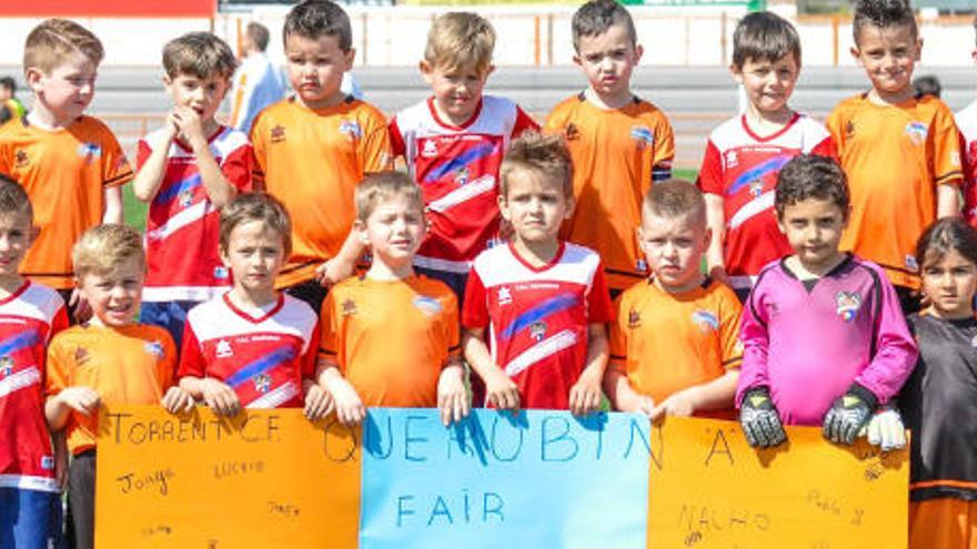 Els xiquets del Torrent CF porten una pancarta a favor del joc net una setmana després de la disputa dels seus pares amb els de el Paterna CF.