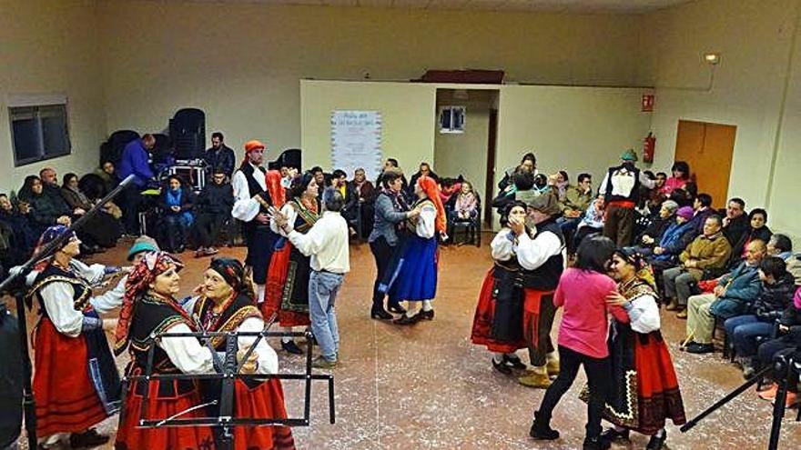 El folclore de la Raya animó las fiestas de San Martín de Tábara.