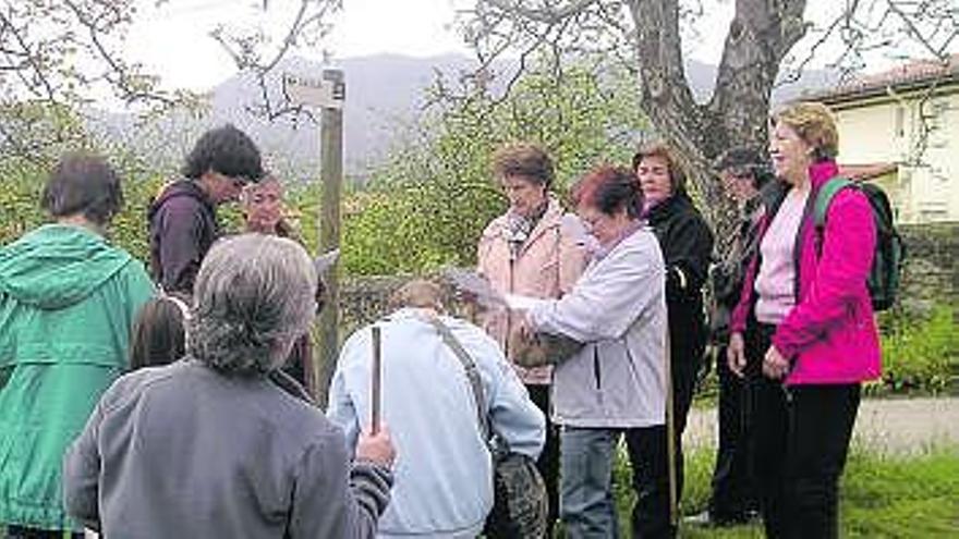 Participantes en la actividad durante la búsqueda del «tesoro».