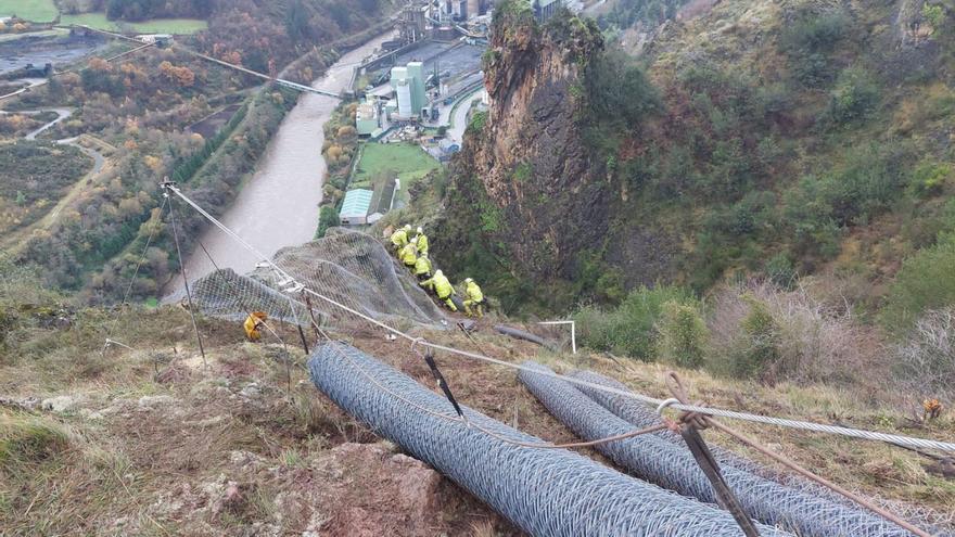 Abierto un carril del corredor del Narcea, la AS-15, a la altura de Soto de la Barca (Tineo)