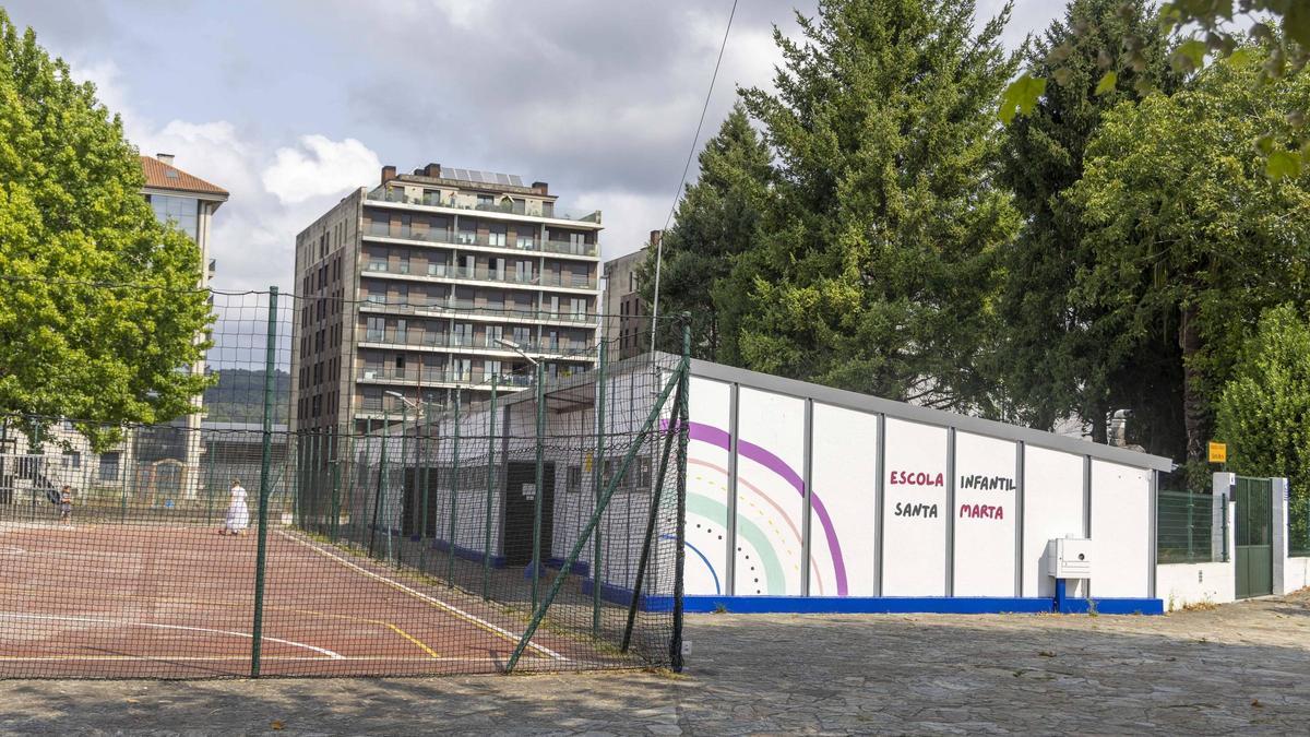 Exterior de la escuela infantil de iniciativa social de Santa Marta, en Santiago.