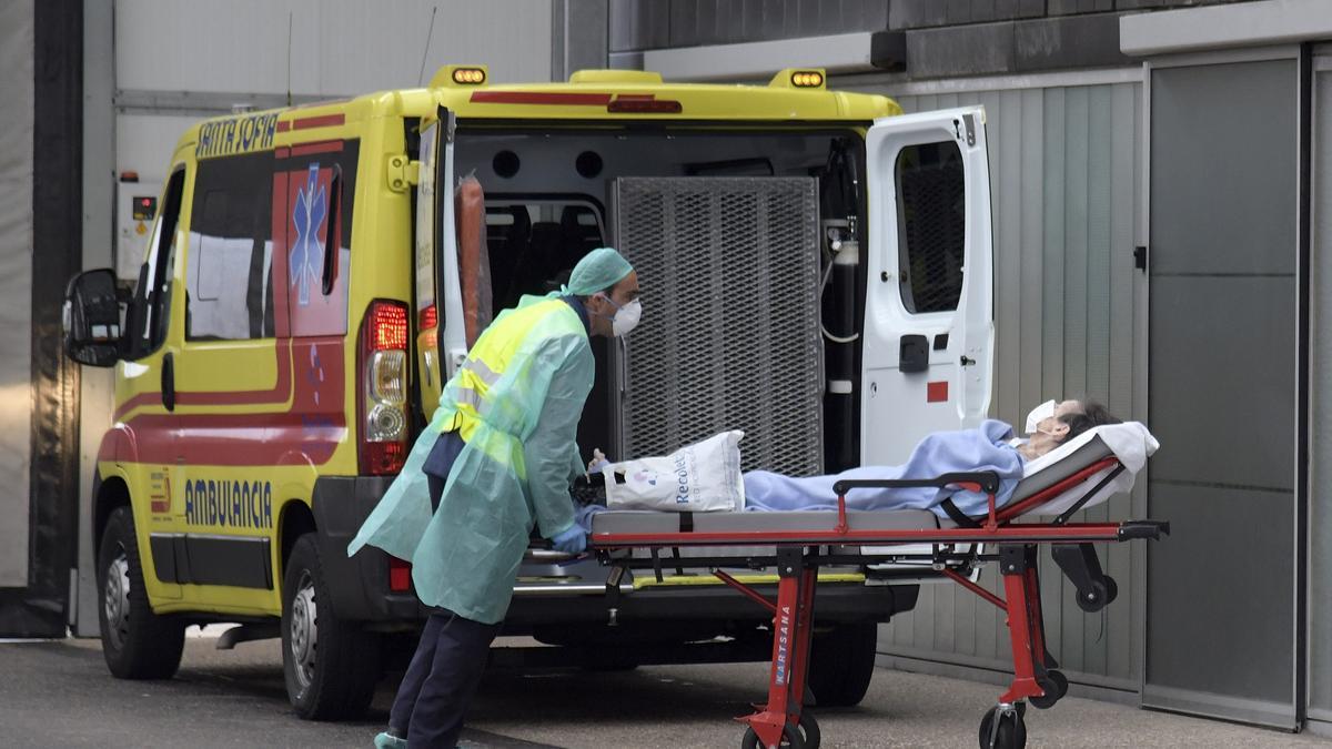 Un paciente ingresa en las urgencias del hospital de Burgos.