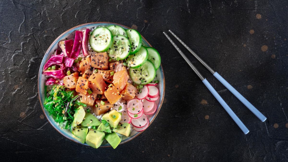 Poke bowl de atún y aguacates.