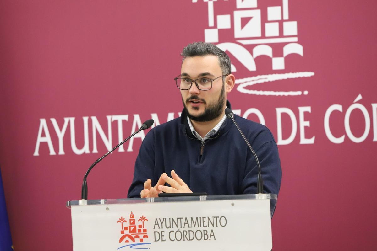 Hacemos Córdoba acusa al Ayuntamiento de incumplir su propia ordenanza de publicidad al instalar una lona sin licencia.