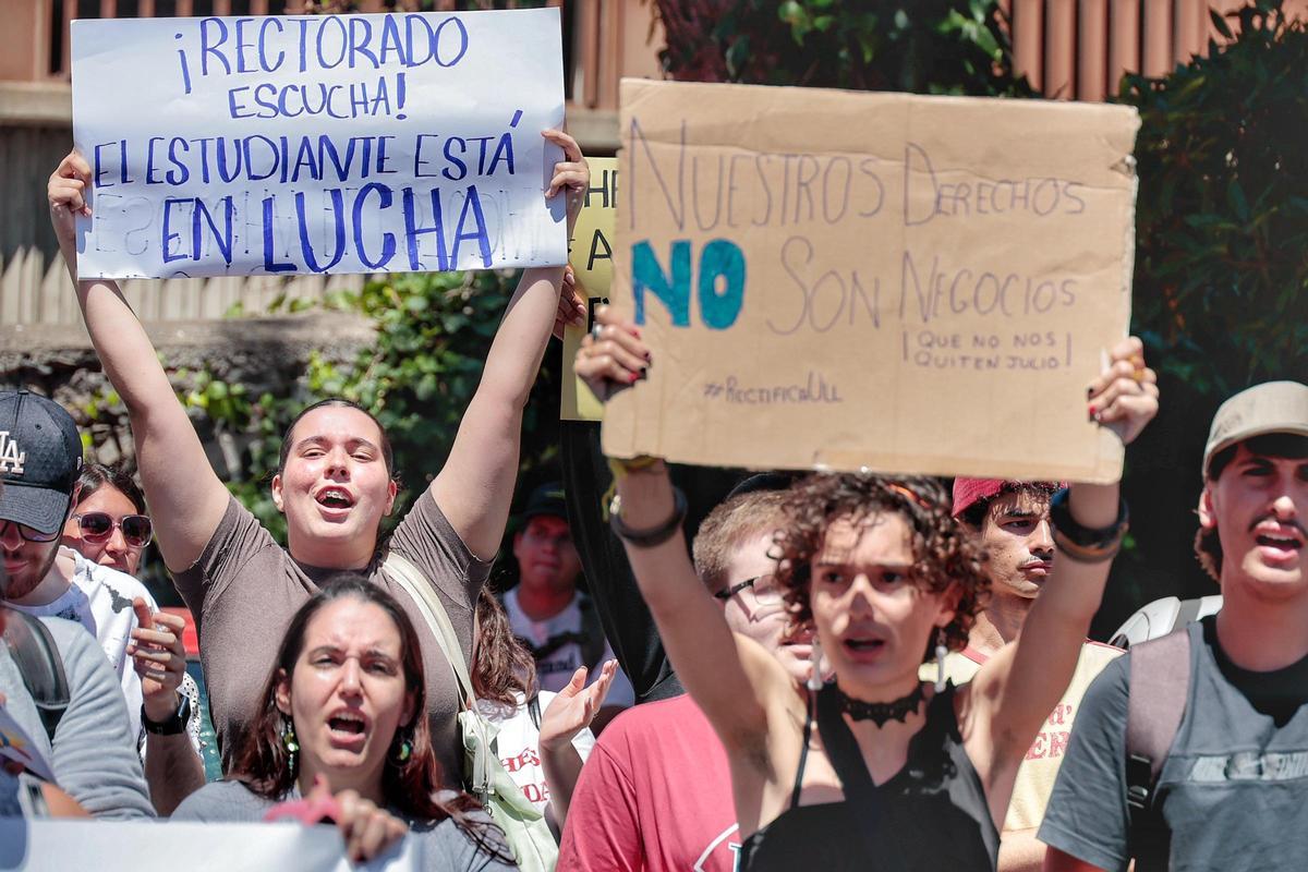 Concentración de alumnos de la ULL por la posible pérdida de una convocatoria de exámenes