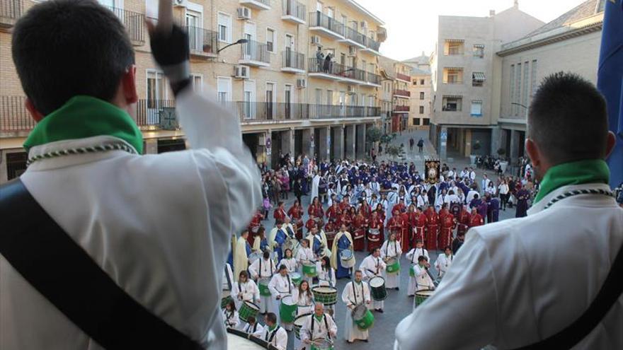 400 cofrades aúnan sus toques en Gallur