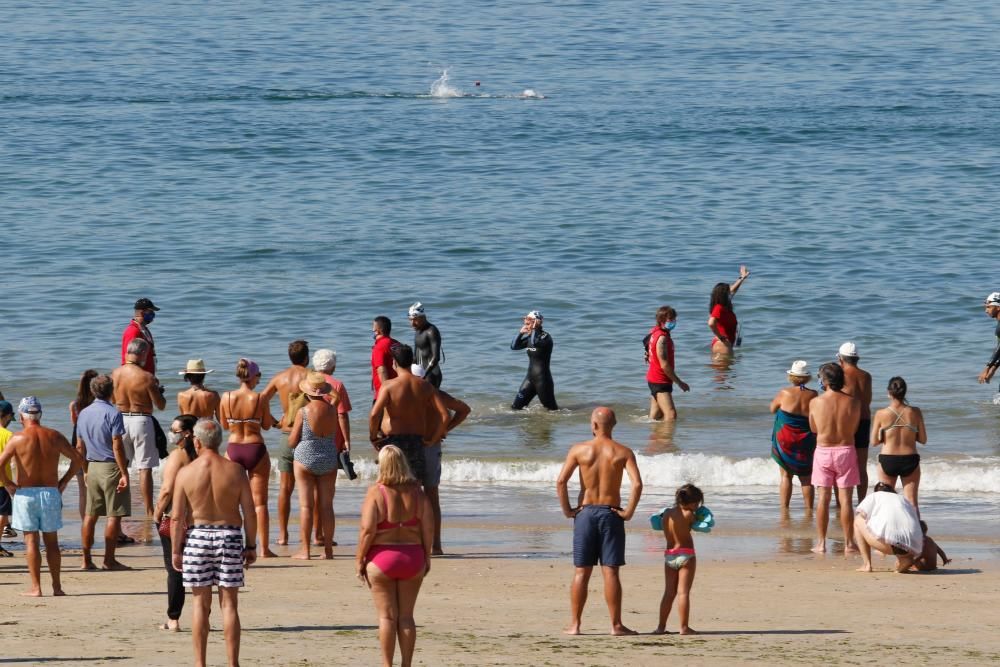 400 nadadores desafían a las aguas de Praia América. // Alba Villar