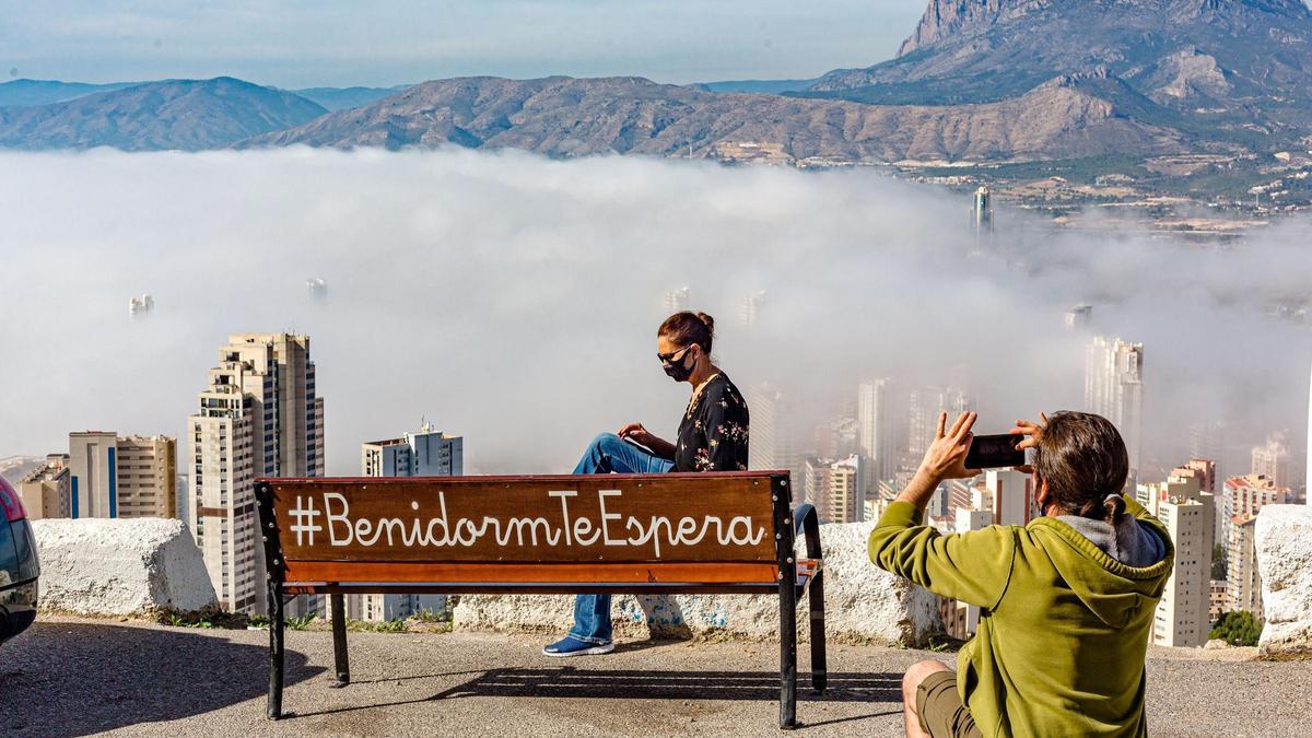 La niebla devora los rascacielos de Benidorm