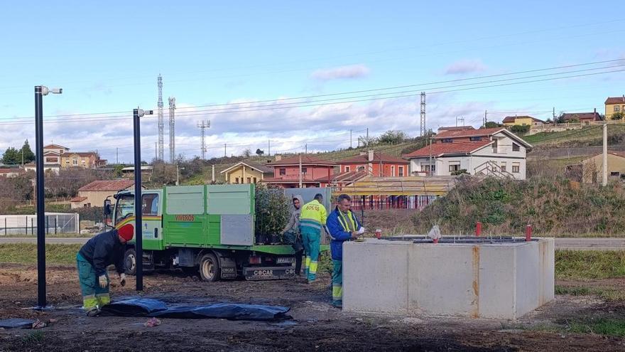 Cuenta atrás para ver a la "Pitufina ferroviaria" de El Berrón, que ya tiene fecha de instalación y alcanzará una altura de 5 metros