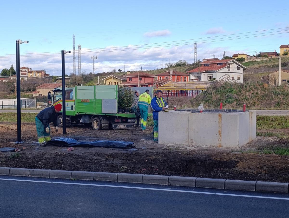 Operarios trabajan en el acondicionamiento del terreno donde se colocará la Pitufina Ferroviaria, que ya cuenta con la peana.