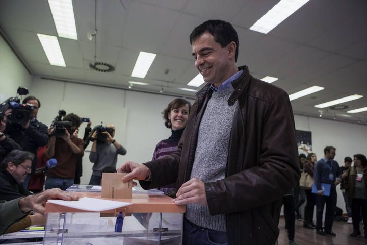 HERZOG VOTANDO EN LAS ELECCIONES GENERALES DEL 20D