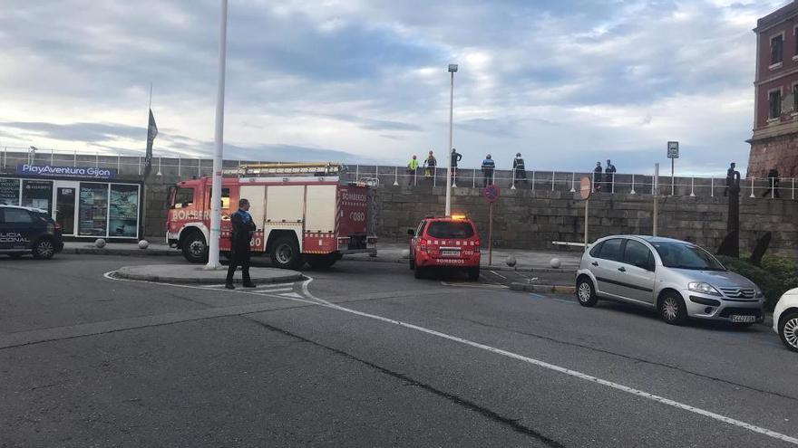 Recuperan un cadáver que apareció flotando frente al puerto deportivo de Gijón