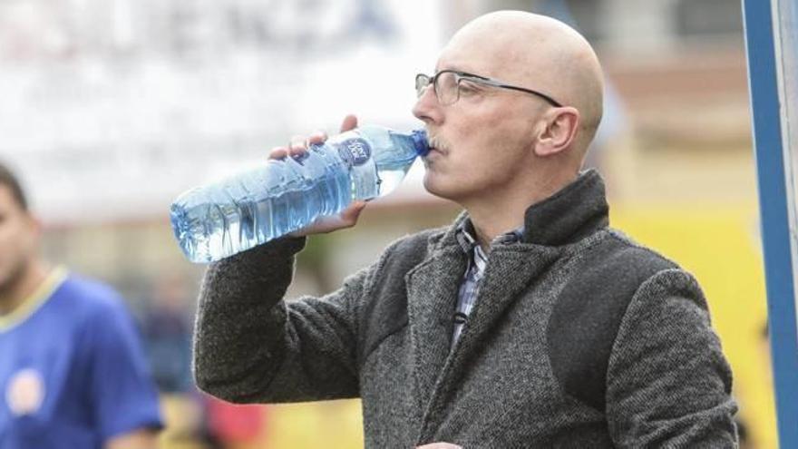 El entrenador Frank Castelló bebe agua.