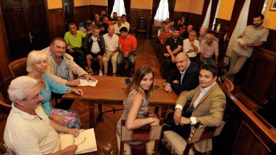 Hosteleros, representantes políticos y usuarios, en un encuentro de la Plataforma Pro Valgrande-Pajares celebrado en el Ayuntamiento de Lena.