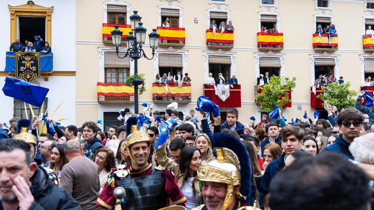 La Plaza de España, durante la recogida de banderas del Domingo de Ramos.