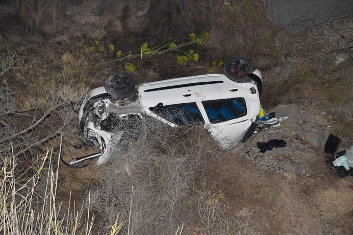 Un coche se sale de la carretera a Higuera ...