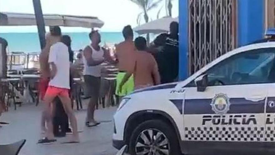 Brutal agresión a dos policías en la terraza de un chiringuito