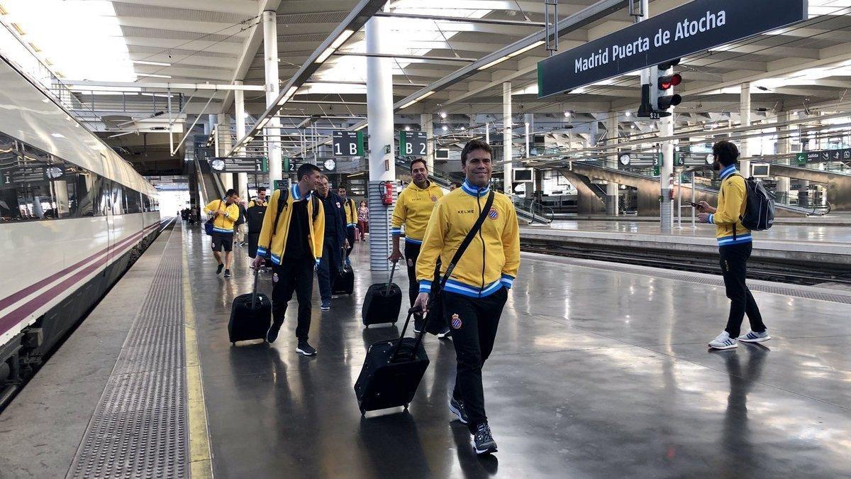 Rubi y el resto de la expedición blanquiazul, en la estación de Atocha este sábado.