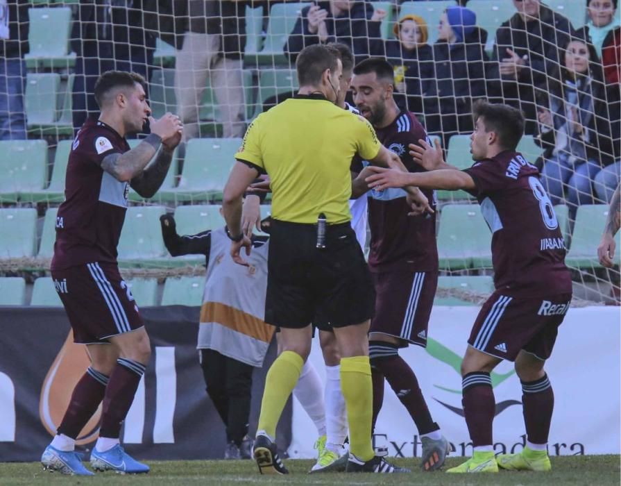 Las imágenes del duelo entre extremeños y gallegos en el Estadio Romano, que terminó con goleada celeste (1-4)