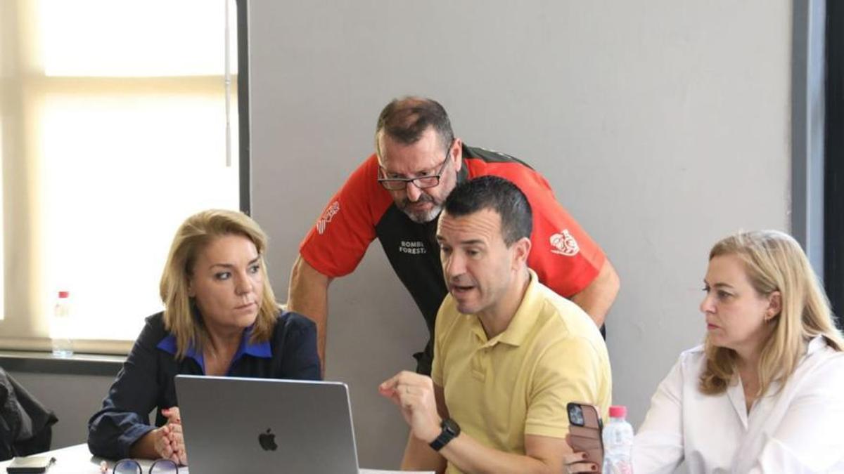 Mompó, entre Susana Camarero y Natàlia Enguix, en el centro de Emergencias.
