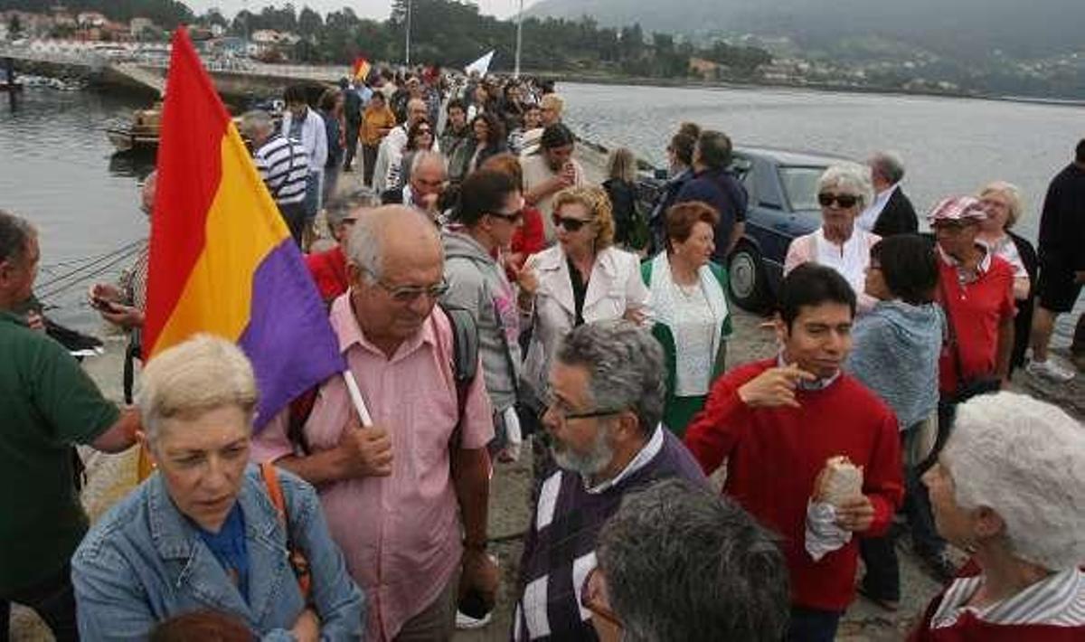 Los asistentes esperan para embarcar, ayer, en Cesantes.  // J. De Arcos