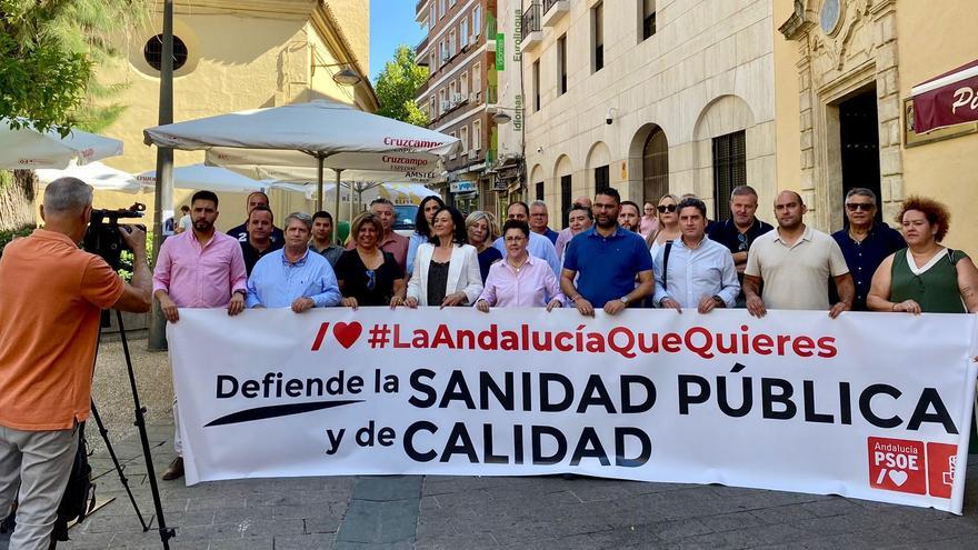 Entrega de firmas del PSOE contra el Plan de Verano del SAS.