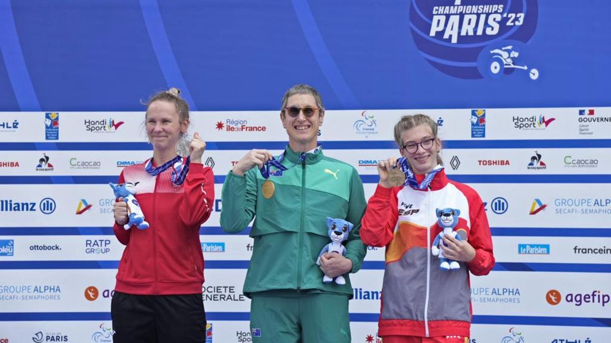 Judith, a la derecha, con la medalla de bronce en el podio.