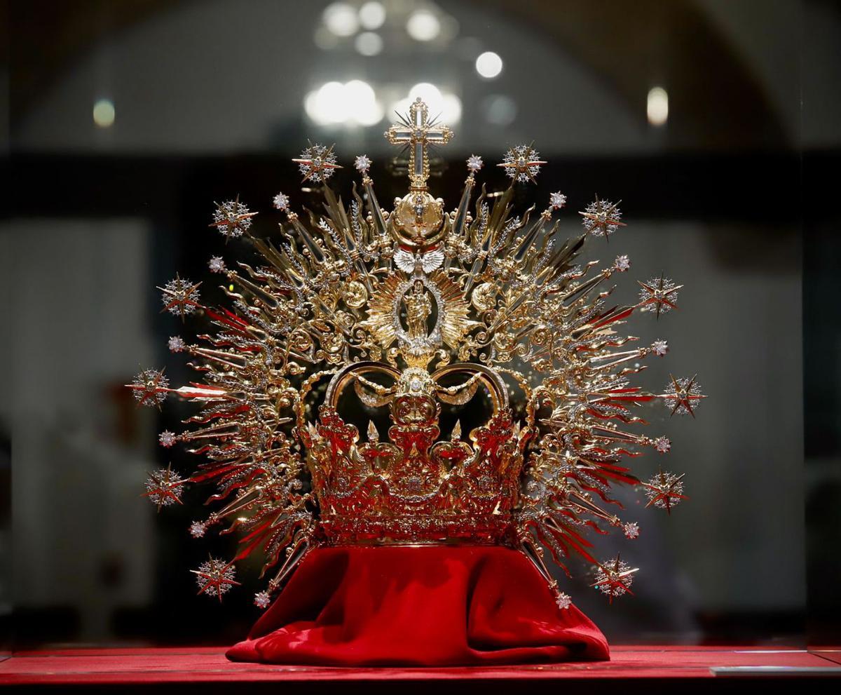 Corona canónica de oro y cristal, obra del orfebre cordobés Manuel Valera.